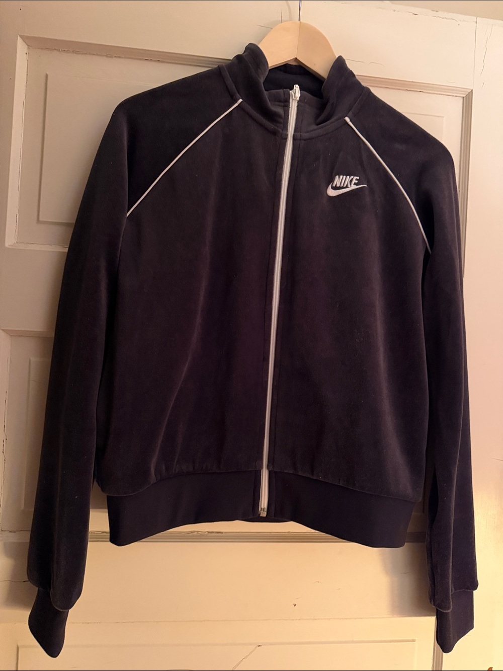 Vintage. Nike sweater. Like new. Black.